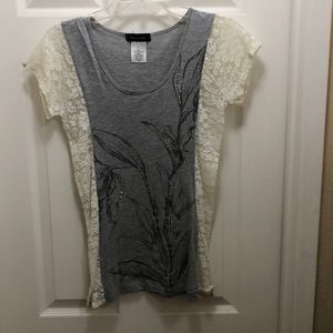 Ladies gray tee with lace sleeves/side